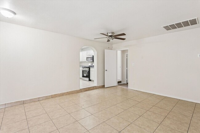 Building Photo - Completely updated minutes to Hiking at South Mountain!!!  Brand New Paint, Tile and Laminate Thr...