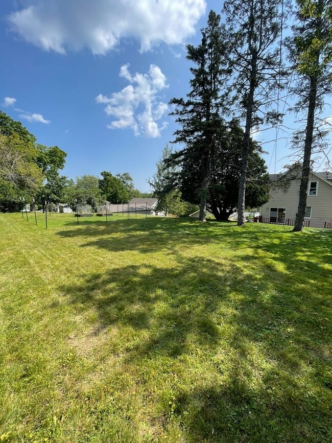 Building Photo - AVAILABLE JULY- 3 Bedroom, 1.5 Bath Home!