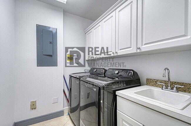 Building Photo - 27020 Adriana Cir