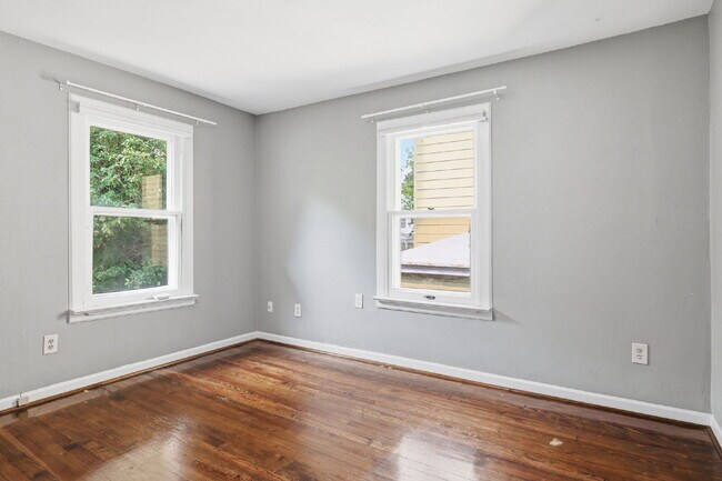 Building Photo - Live Steps from the Heart of Olde Towne