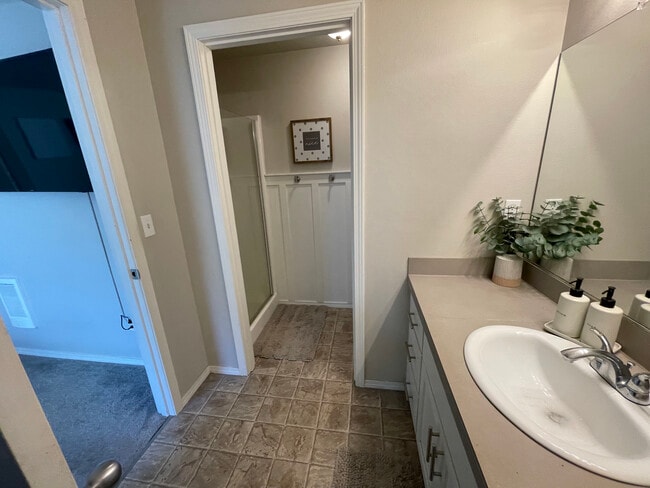 Building Photo - 527 Whitney Dr