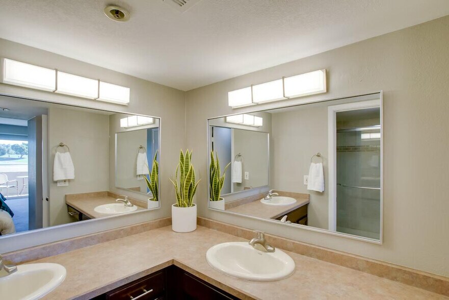 Building Photo - 7910 E Thomas Rd