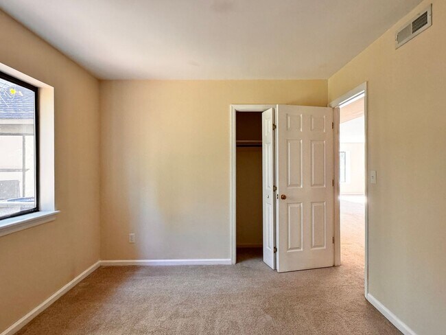 Building Photo - Close to UVA & Downtown-Don't miss this Mi...
