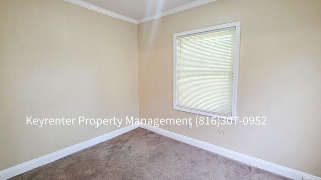 Building Photo - 4 Bed, 1 Bath Home available now!