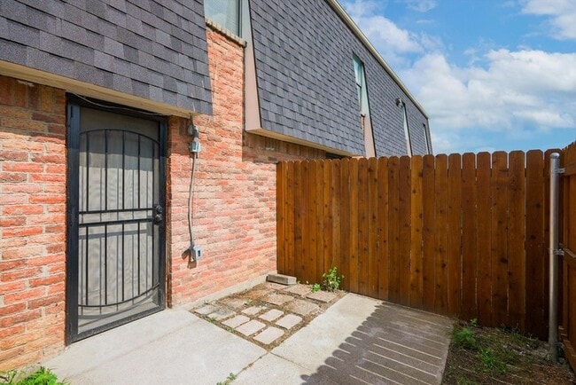 Building Photo - 406 Noble Ave