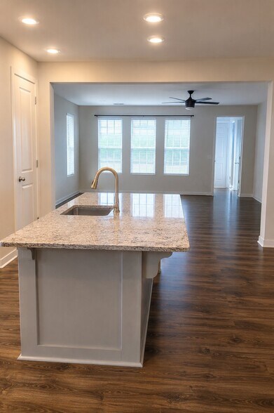 Building Photo - 121 Summer Tanager Dr