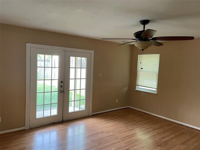 Building Photo - 1011 E Brompton Dr