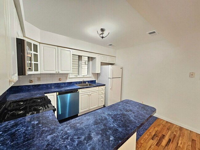 Building Photo - 113 Palisade Ave