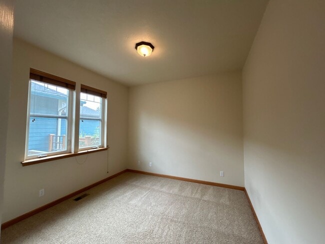 Building Photo - 3 Bedroom / 2 Bathroom House in NW Redmond