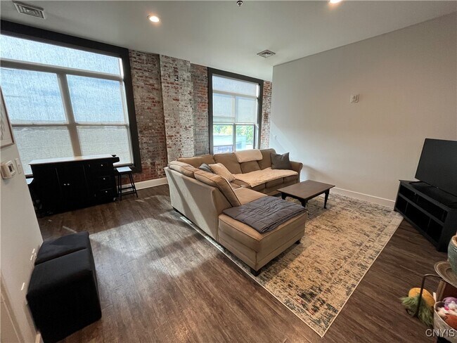 Building Photo - 800 N Clinton St