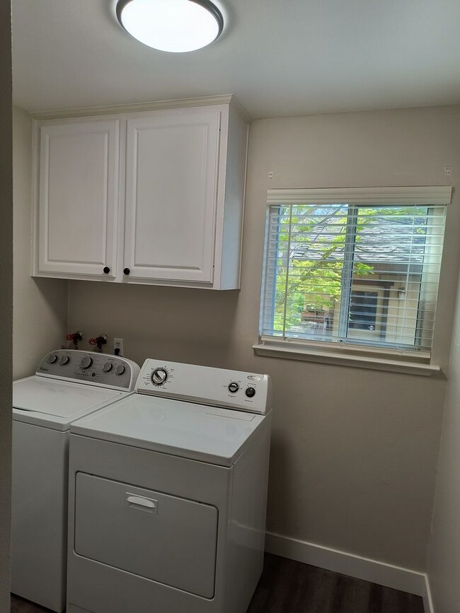 Building Photo - Newley Updated 4 bedroom, 2.5 bathroom Townhome in Citrus Heights!!!
