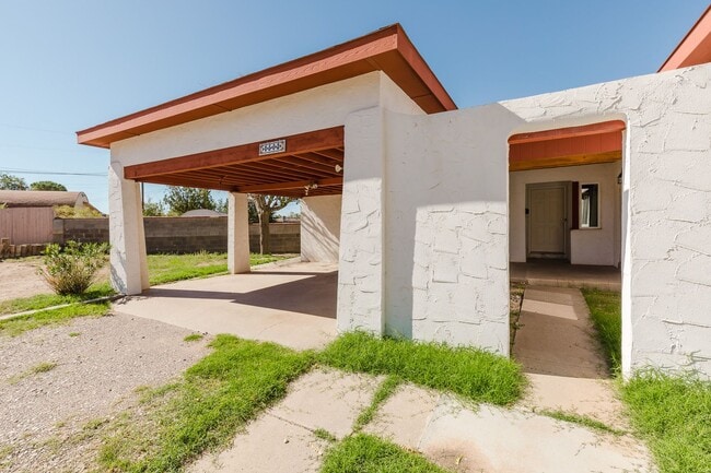 Building Photo - 3 Bedroom 2 Bathroom