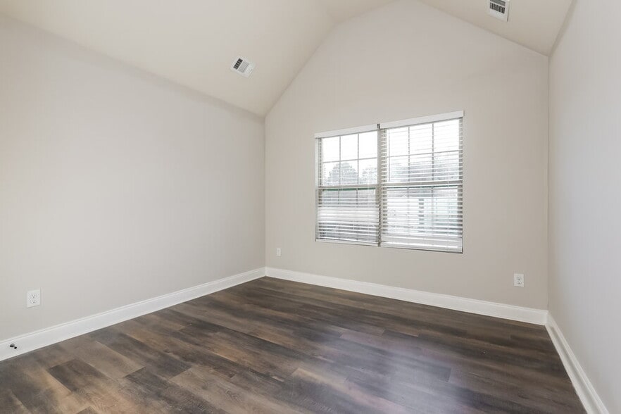 Building Photo - 11040 Southwood Dr