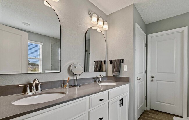 Building Photo - Gorgeous 4/ 2.5 Home in the Beautiful Lake Asbury Area of Clay County! $2,550.00