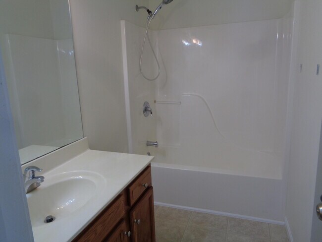 Building Photo - 4008 Meadow View Dr