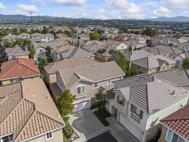 Building Photo - "Charming 3-Bedroom Haven with 2.5 Baths in Santa Clarita – Spacious 1694 Sq Ft Home Awaits!"