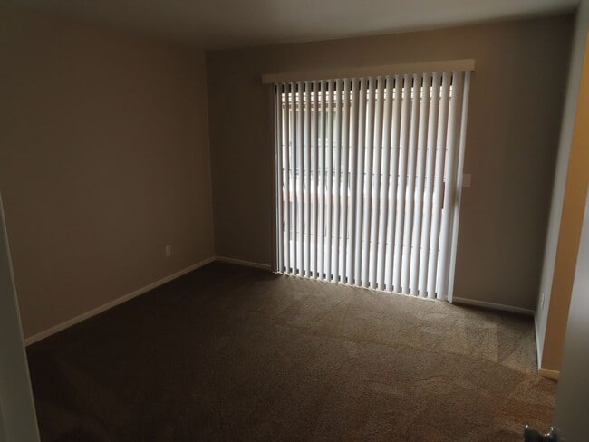 Building Photo - Renovated 2 Bed 2 1/2 Bath Condo with Atta...