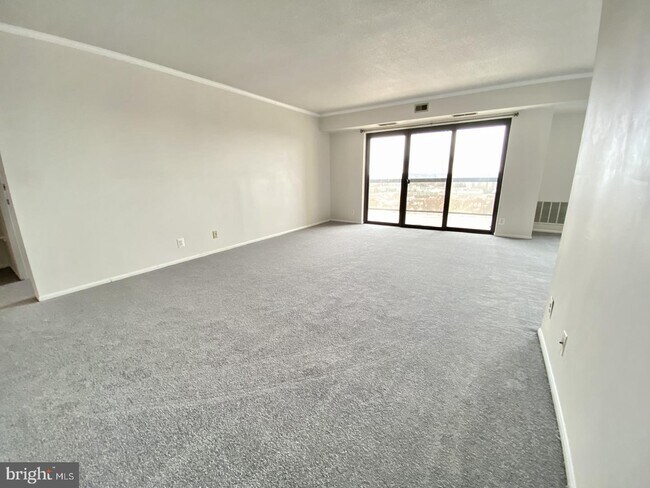 Building Photo - 205 Yoakum Pkwy