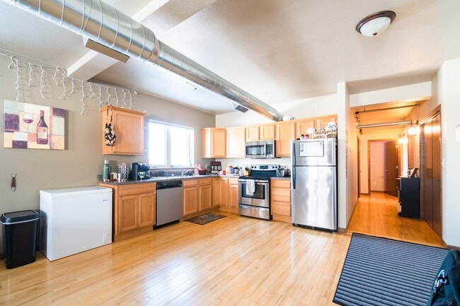 Building Photo - 1404 Main St