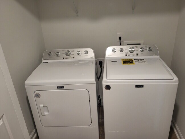 Building Photo - "Spacious Fully Furnished 4-Bedroom Townhouse in Summerville with 3 Full Baths – Your Perfect Fam...