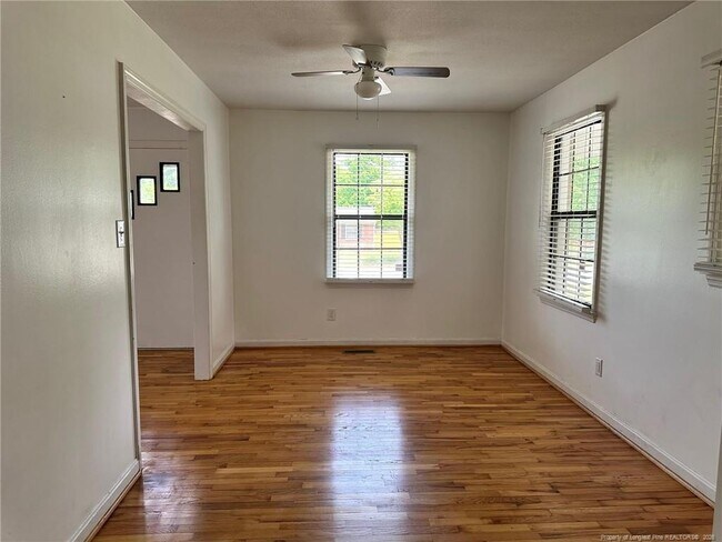 Building Photo - 4945 Redwood Dr