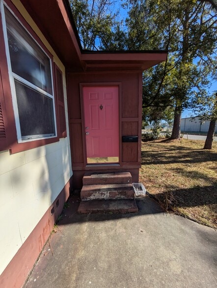 Building Photo - 1600 Damon St