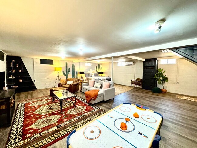 Building Photo - Blue Wall Oasis Mid-Term Rental 2/1 with a...