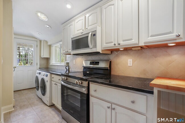 Building Photo - 410 Wilton Rd W