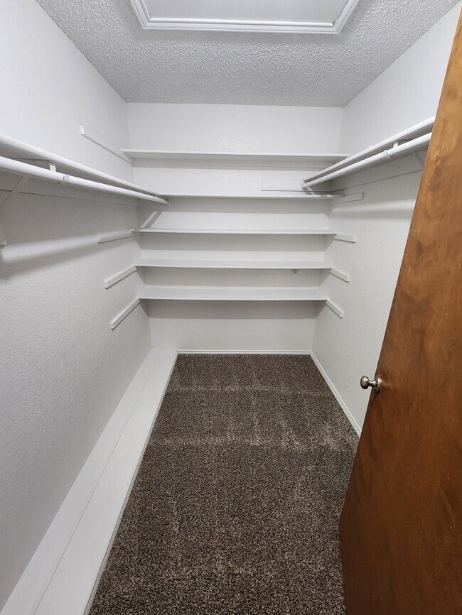 Building Photo - 3 bed 2 bath townhome, 1 car garage and 1 carport