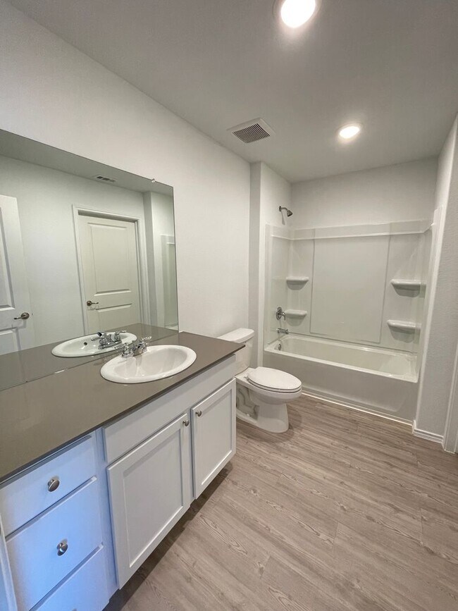 Building Photo - Like-New | 3 bed/2 bath | 1-story | No Carpet | Wonderful Amenities |On Golf Course in Mission De...