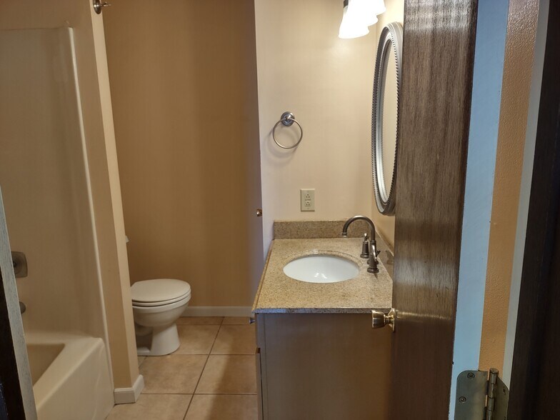 Building Photo - 432 Southampton Dr