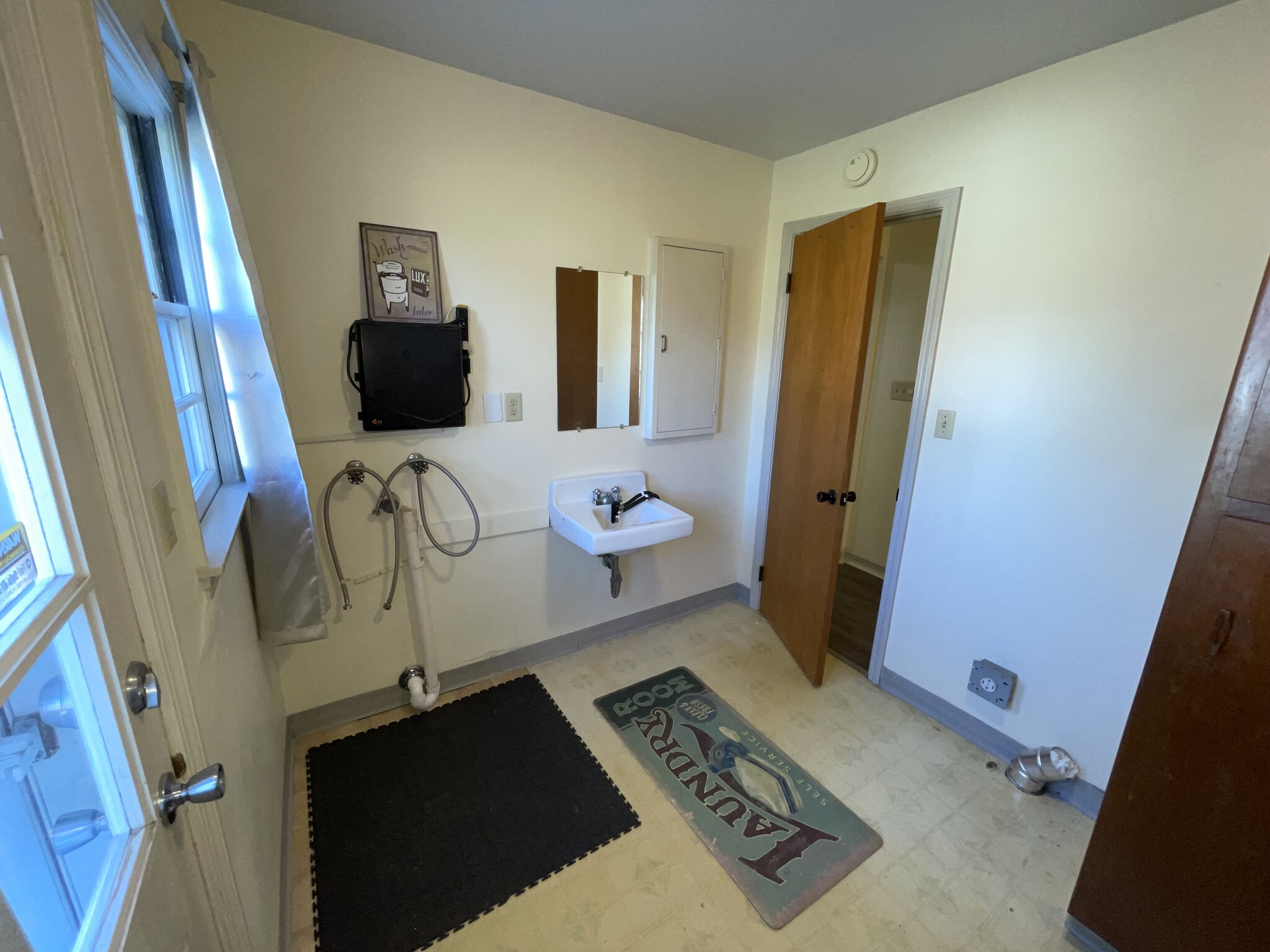 Laundry room - 4401 Haffner Dr