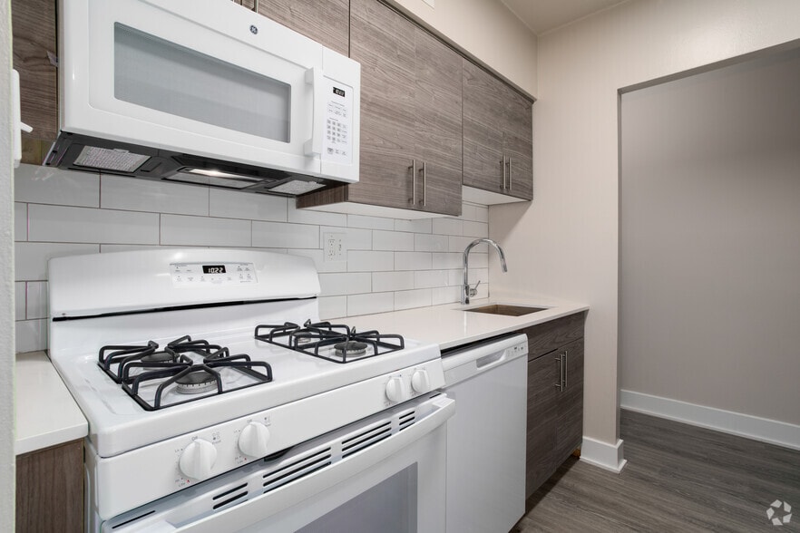 1BR, 1BA - 628SF - Kitchen - Lions Gate Apartments