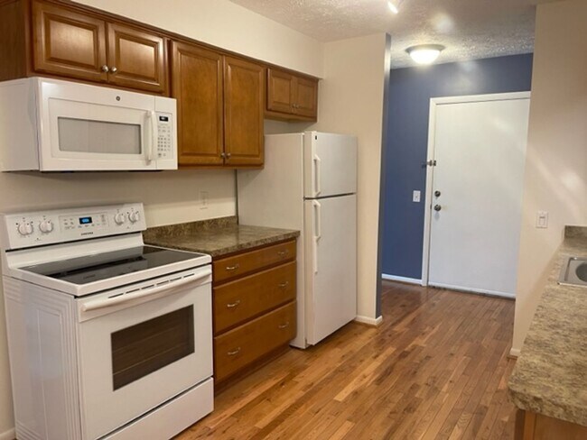 Building Photo - 2 Bedroom Condo - 1.5 Baths, Community Pool, Central AC
