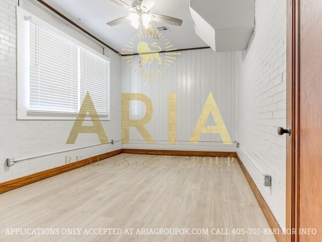 Building Photo - *COMING SOON!* UPDATED 3 BED/2 BATH DUPLEX...