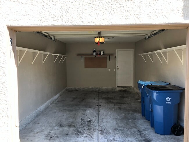 Building Photo - Fantastic 2 Bedroom Condo with Attached Garage