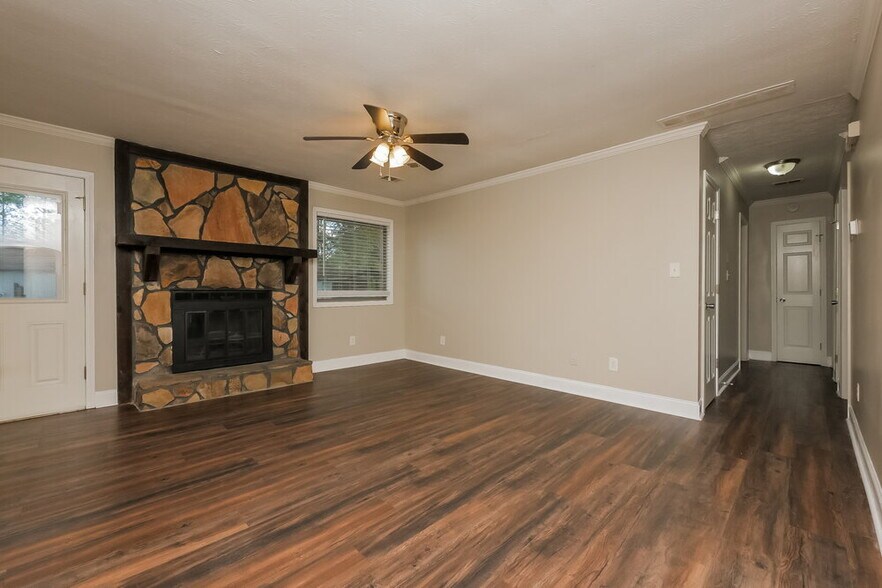 Building Photo - 9346 Woodknoll Way