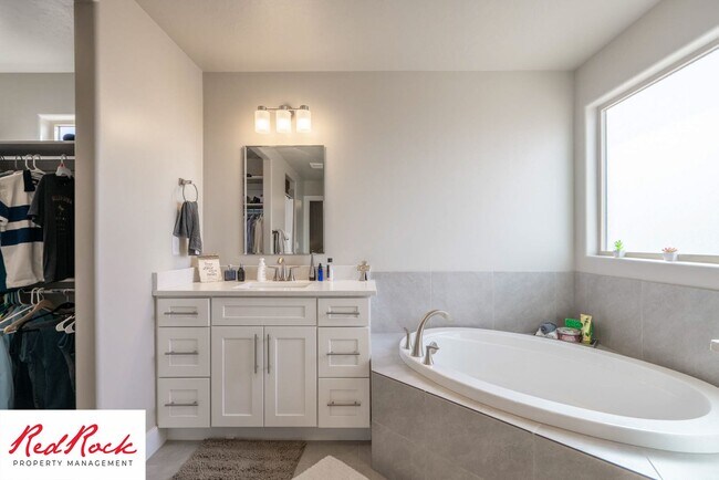 Building Photo - Beautiful townhome in desirable neighborho...