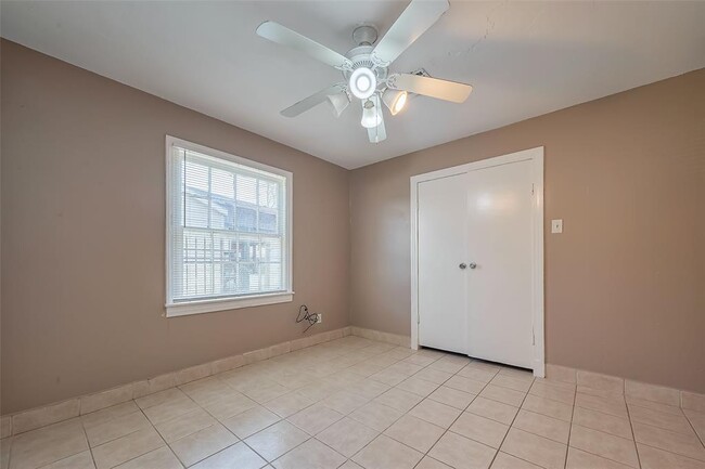 Building Photo - 418 E Witcher Ln