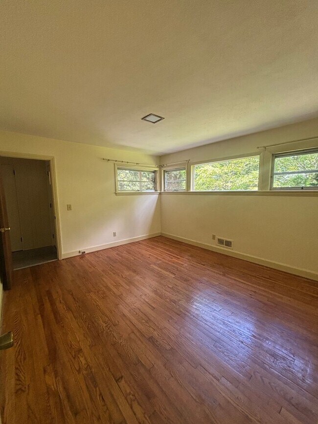 Building Photo - Great Single Family Home In The Heart of Tryon!