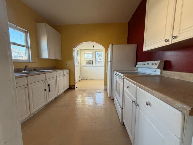 Building Photo - Charming 3 bed