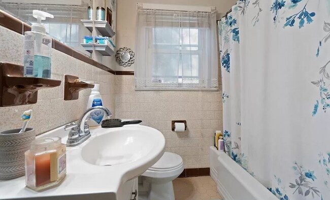 Building Photo - 1433 Picadilly St