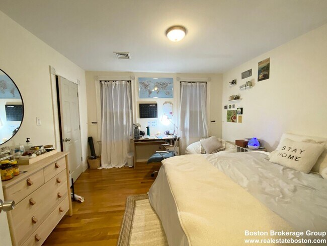 Building Photo - Super Renovated Apt Near NEU!  Laundry in Unit, Spacious and Sunny!