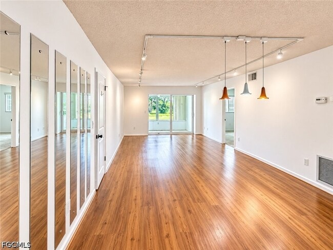 Building Photo - 1356 Myerlee Country Club Blvd