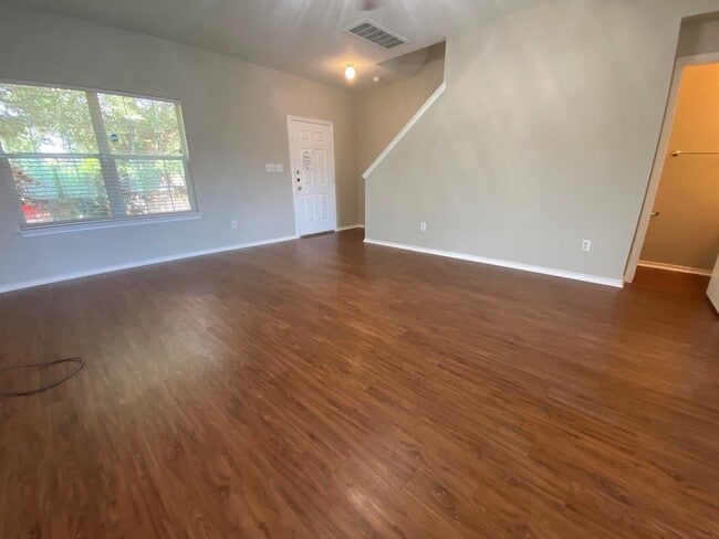 Building Photo - 330 Mistletoe Ln