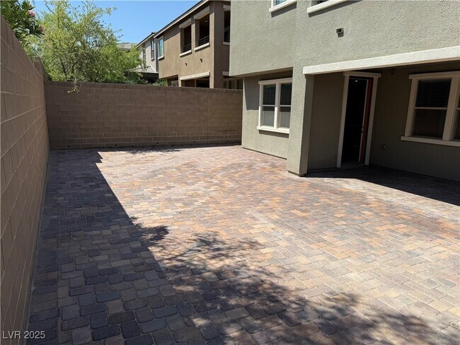Building Photo - 921 Riverlawn Pl