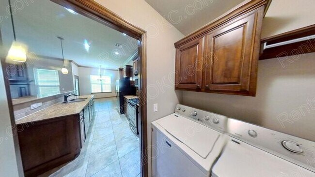 Building Photo - 3/2 plus office in gated SW neighborhood