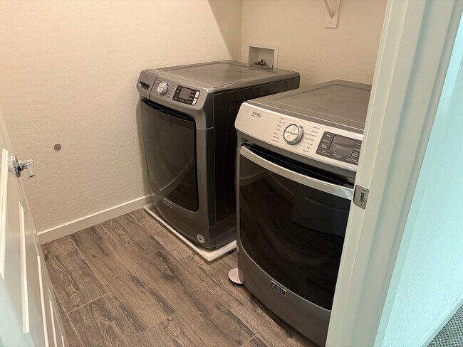 Building Photo - Modern 3-Bedroom + Loft + Den in Gated Pho...