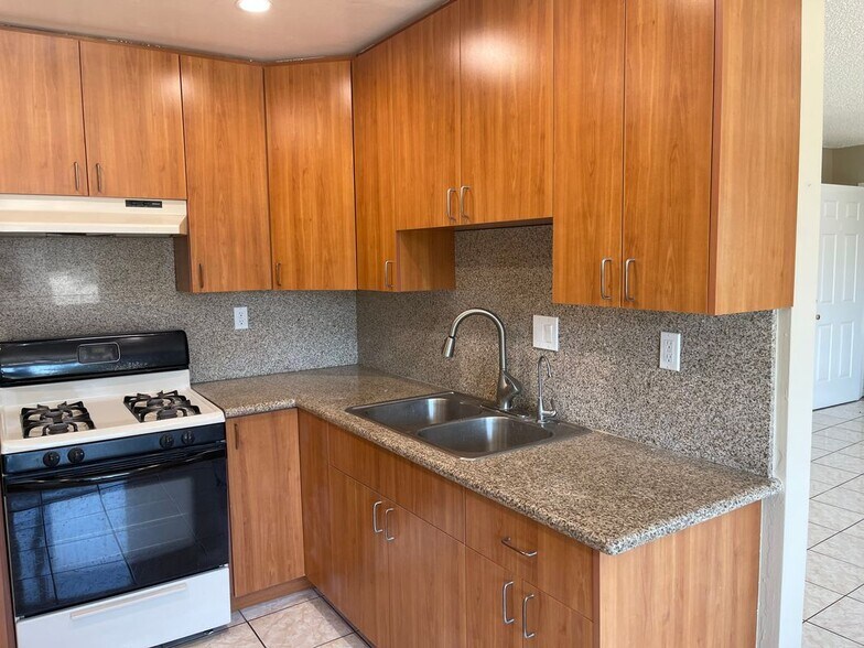 Building Photo - 434 E Tujunga Ave