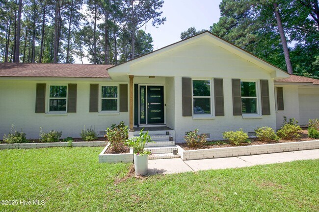 Building Photo - 906 N Glenwood Trail
